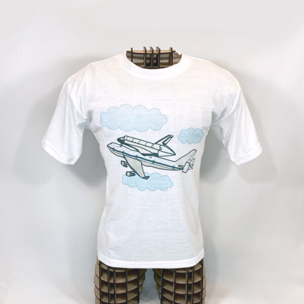 Wit T-shirt met illustratie Shuttle Carrier Aircraft omgeven door wolken.