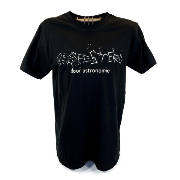 T-shirt met opdruk "begeesterd door astronomie" geschreven in enkele sterrenbeelden.