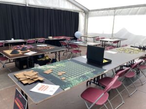 Ruimte met tafels vol uiteenlopende grote puzzels.