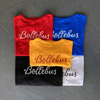 Vijf T-shirts met Bollebus opdruk in verschillende kleuren.