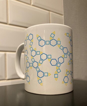 Koffietas met meetkundig design.