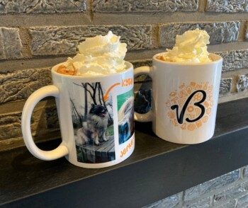 Mok met foto's huisdieren en mok met logo bollebus.