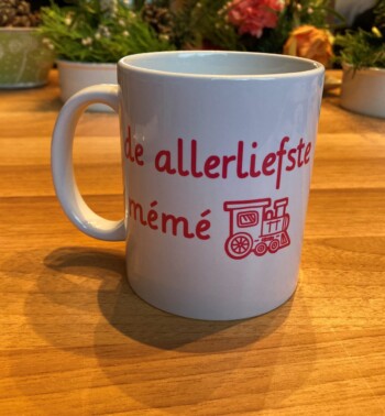 Mok met opschrift "voor de allerliefste meme" en treinlocomotief.