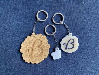 Drie sleutelhangers met logo Bollebus; gegraveerd in mdf, gegraveerd in acryl en bedrukt op acryl.