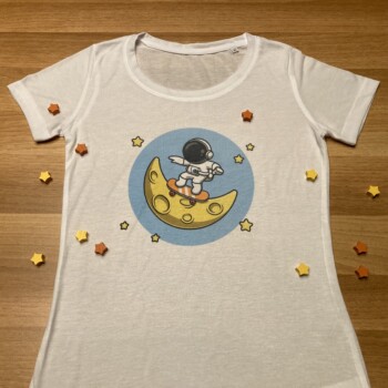 Witte T-shirt met illustratie skateboardende astronaut op de maan.