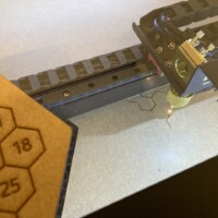 Close-up van de lasercutter terwijl deze een dageraatpuzzel uitsnijdt.