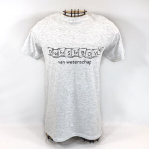 T-shirt met opdruk "ondersteboven van wetenschap" waarbij ondersteboven gespeld wordt met blokjes uit het periodiek systeem: O Nd Er S Te B O V en een omgekeerde Ne.