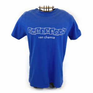 T-shirt met opdruk "ondersteboven van chemie" waarbij ondersteboven gespeld wordt met blokjes uit het periodiek systeem: O Nd Er S Te B O V en een omgekeerde Ne.