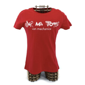 T-shirt met opdruk "over m'n toeren van mechanica" geschreven met behulp van overbrengingsmechanismen en handgereedschap.
