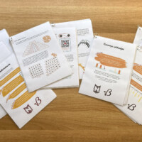 begeleidende bundels over een tafeloppervlak verdeeld