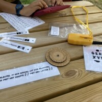 verschillende verborgen boodschappen en tools op tafel